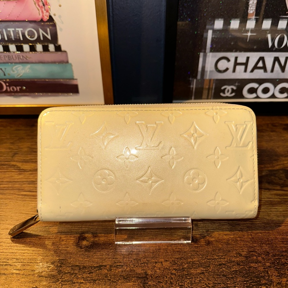 Louis Vuitton Vernis Zippy Wallet Ivory Cream Authentic